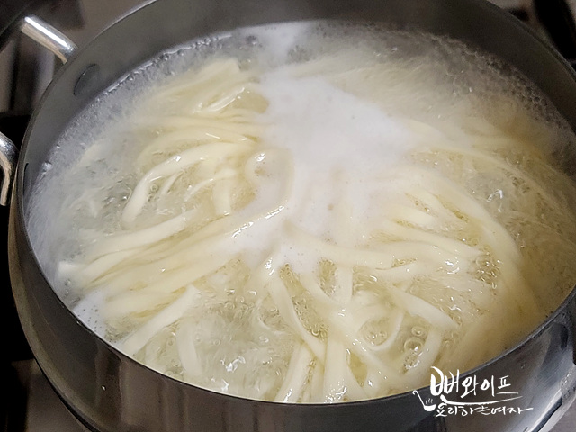 Boil the noodles and make the sauce — step photo 1