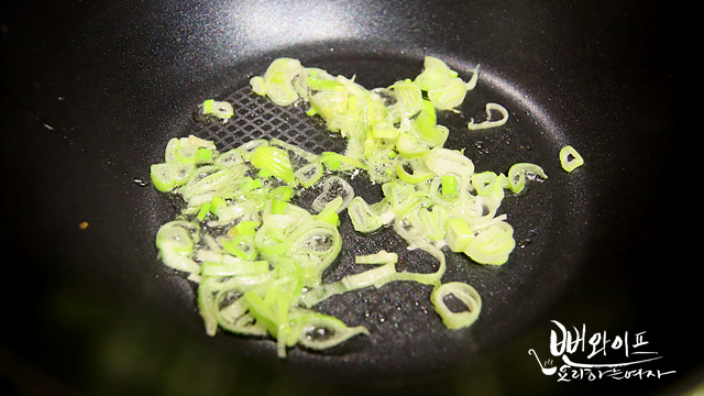 Stir-fry the meat in scallion oil — step photo