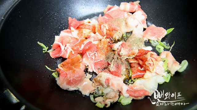 Stir-fry the meat in scallion oil — step photo 1