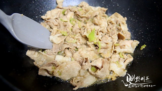 Stir-fry the meat in scallion oil — step photo 2