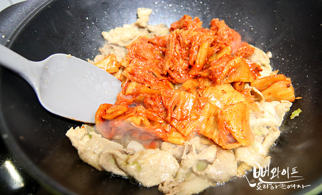 Add kimchi and stir-fry — step photo
