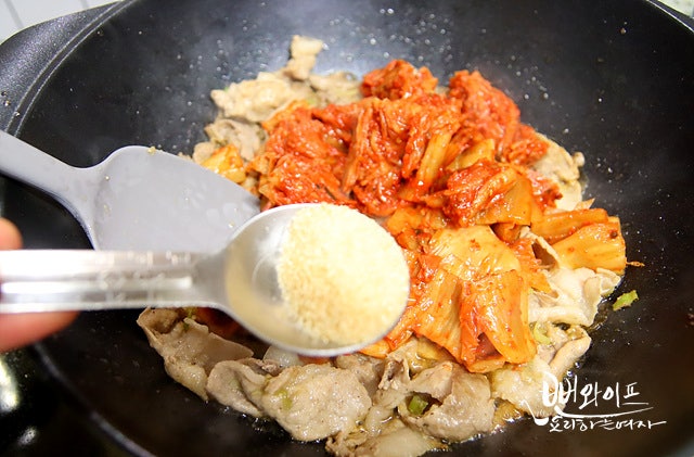 Add kimchi and stir-fry — step photo 1