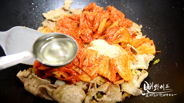 Add kimchi and stir-fry — step photo 2