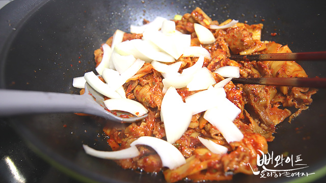 Add kimchi and stir-fry — step photo 1