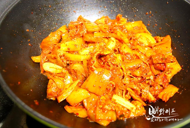 Add kimchi and stir-fry — step photo 2