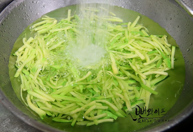 Blanch the squash — step photo 1