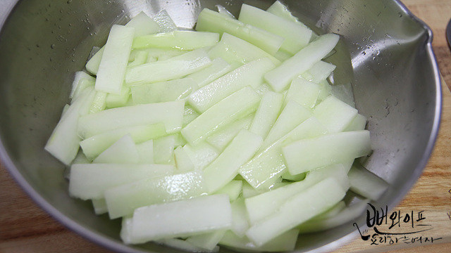 Salt the cucumber — step photo