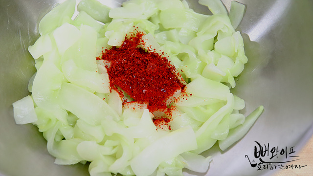 Toss with seasonings — step photo 1
