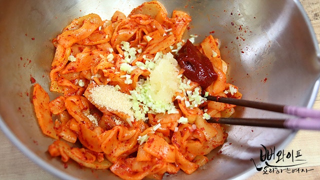 Toss with seasonings — step photo 1