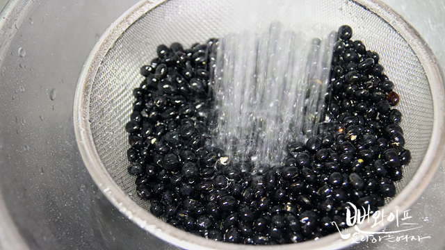 Wash and soak the beans — step photo 2
