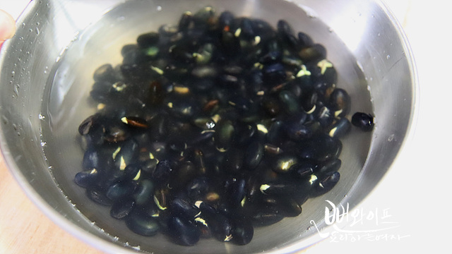 Wash and soak the beans — step photo 1