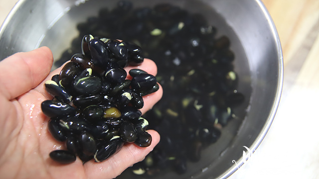 Wash and soak the beans — step photo 2