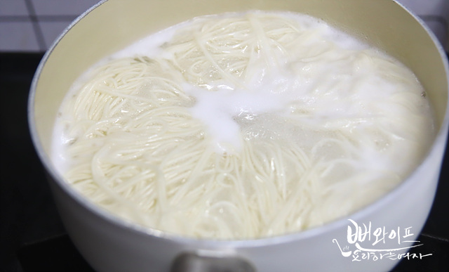 Boil the noodles — step photo 1