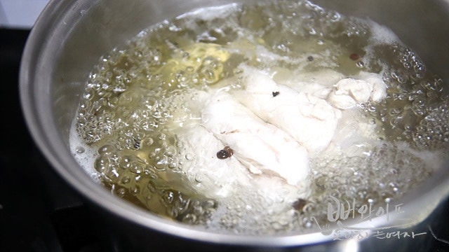 鶏むね肉をゆでる — 手順の写真 2