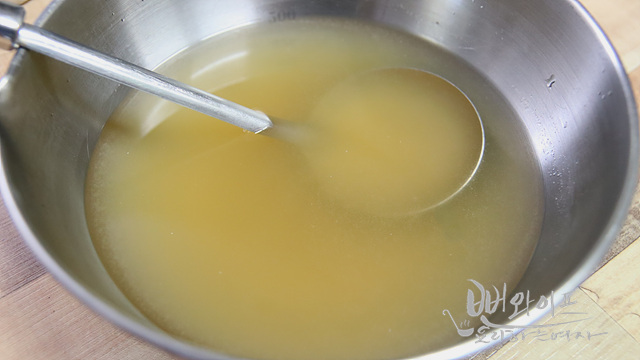 スープと鶏むね肉に味付けをする — 手順の写真 1