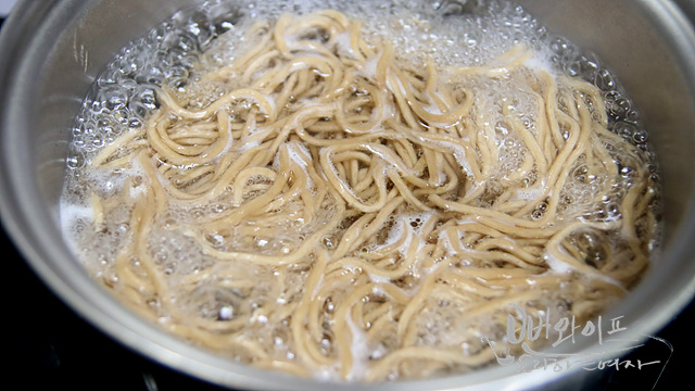 麺をゆでる — 手順の写真