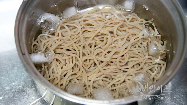 麺をゆでる — 手順の写真 1