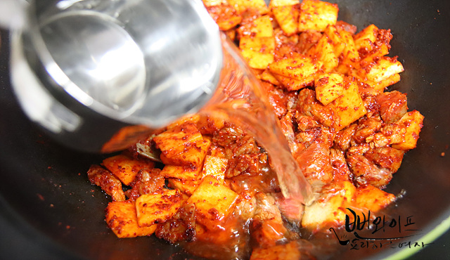 Stir-fry the beef and radish — step photo 2