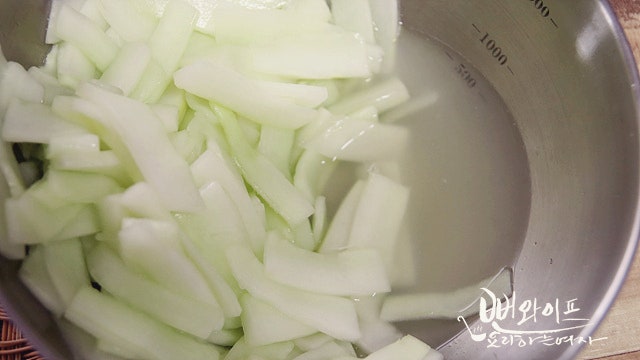 Salt the cucumber — step photo 3