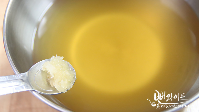 Season the anchovy broth — step photo 1