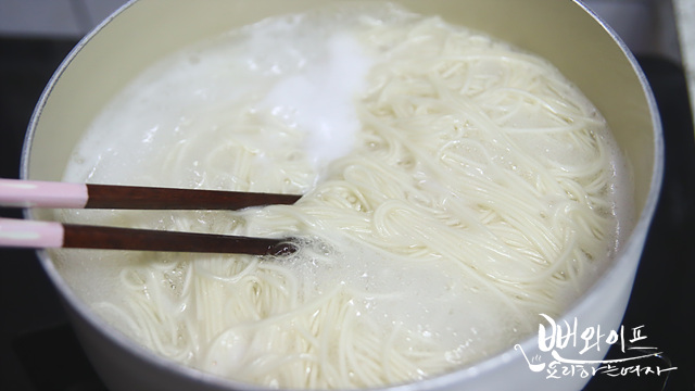 Boil the noodles — step photo 1