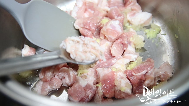 Stir-fry the pork — step photo 1