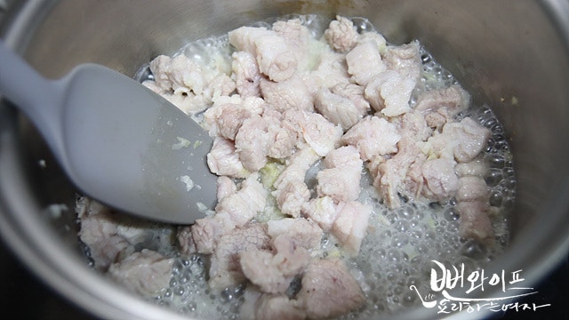Stir-fry the pork — step photo 2