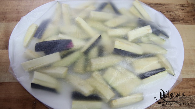 Cook the eggplant in the microwave — step photo 1