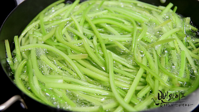 Blanch the sweet potato stems — step photo 2
