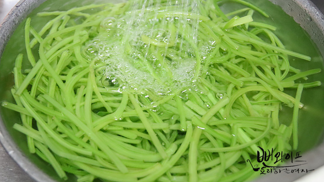 Blanch the sweet potato stems — step photo 1