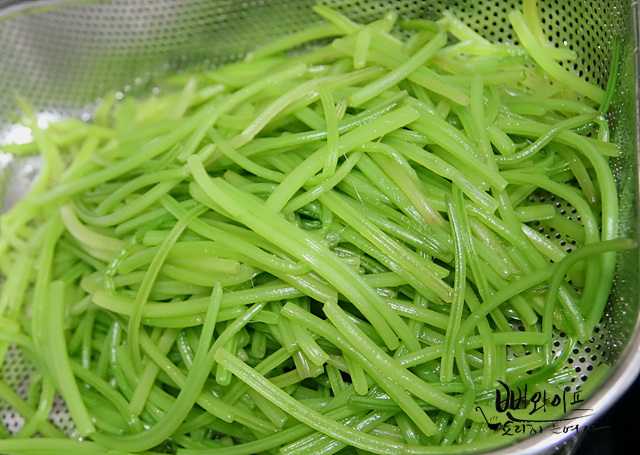 Blanch the sweet potato stems — step photo 2
