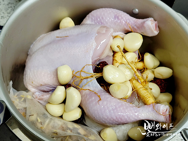 Place the ingredients in the pot — step photo