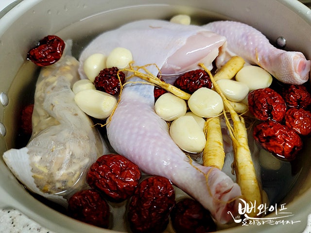 Place the ingredients in the pot — step photo 1
