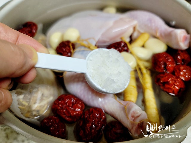 Place the ingredients in the pot — step photo 2