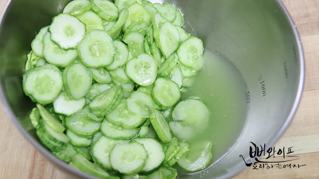Salt the cucumbers — step photo 1