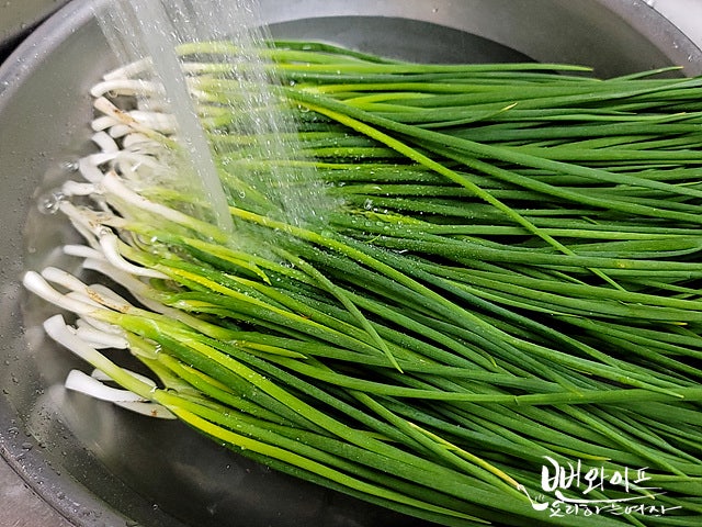 Trim and wash the scallions — step photo 1
