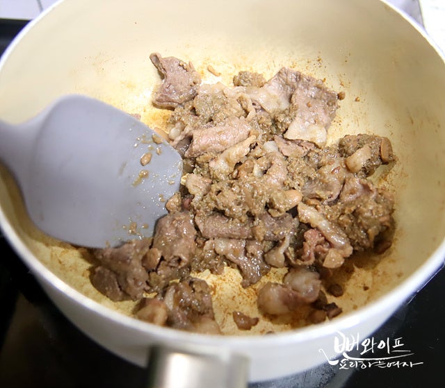 牛ともばら肉とテンジャンを炒める — 手順の写真 1