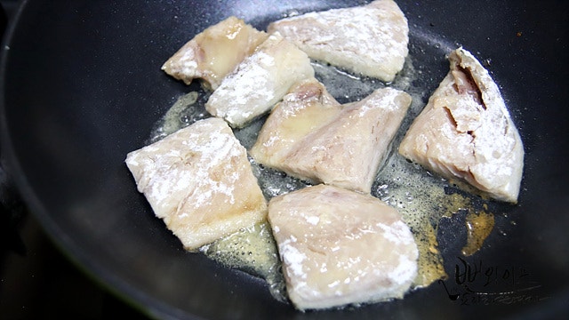 Pan-fry the mackerel — step photo 1