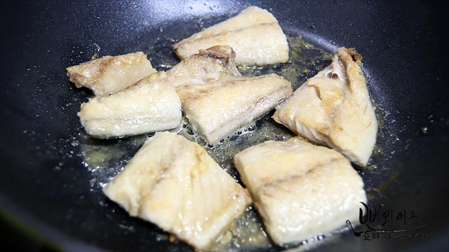 Pan-fry the mackerel — step photo 2