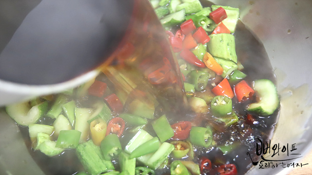 Pour the soy sauce brine — step photo