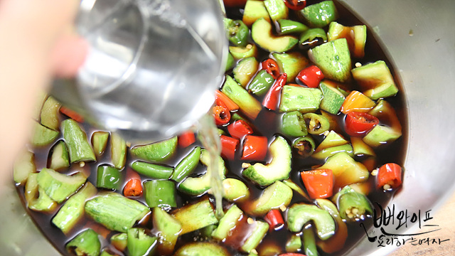 Pour the soy sauce brine — step photo 1