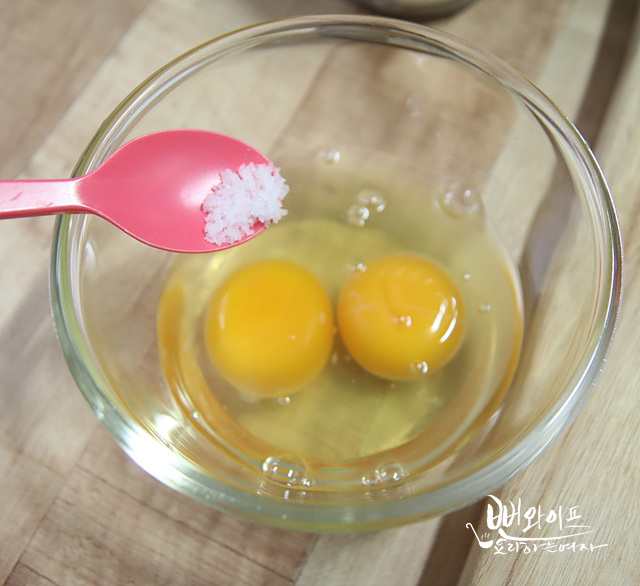 Make the scrambled eggs — step photo 1