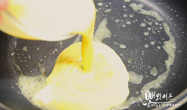 Make the scrambled eggs — step photo 1