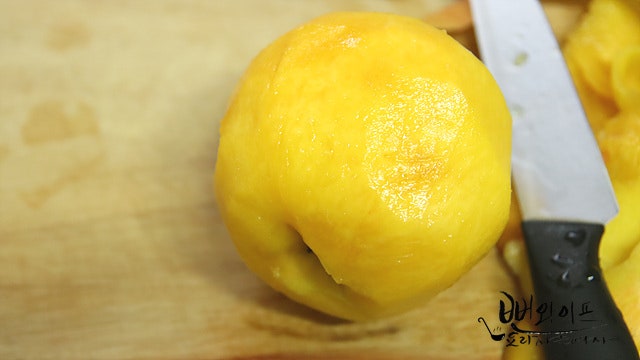 Chop the peaches — step photo 1