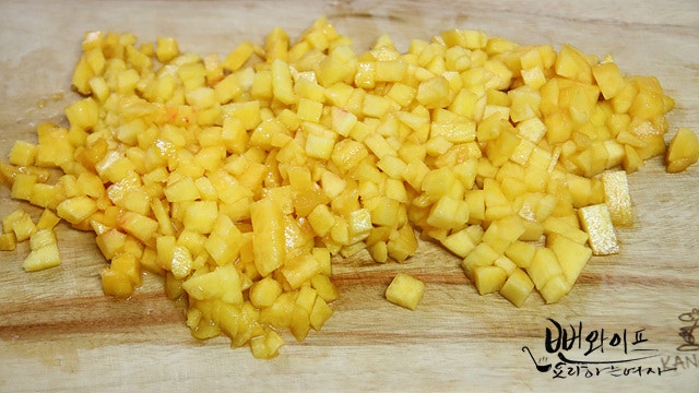 Chop the peaches — step photo 2