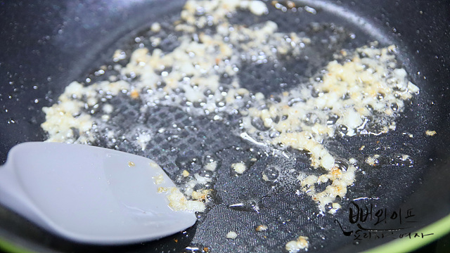 Stir-fry the potatoes in garlic oil — step photo 1