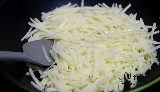 Stir-fry the potatoes in garlic oil — step photo 2