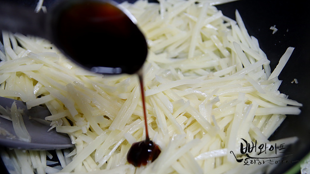 Stir-fry the potatoes in garlic oil — step photo