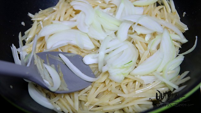 Add the onion and stir-fry — step photo 1