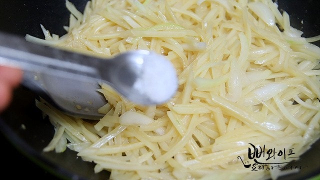 Add the onion and stir-fry — step photo 2